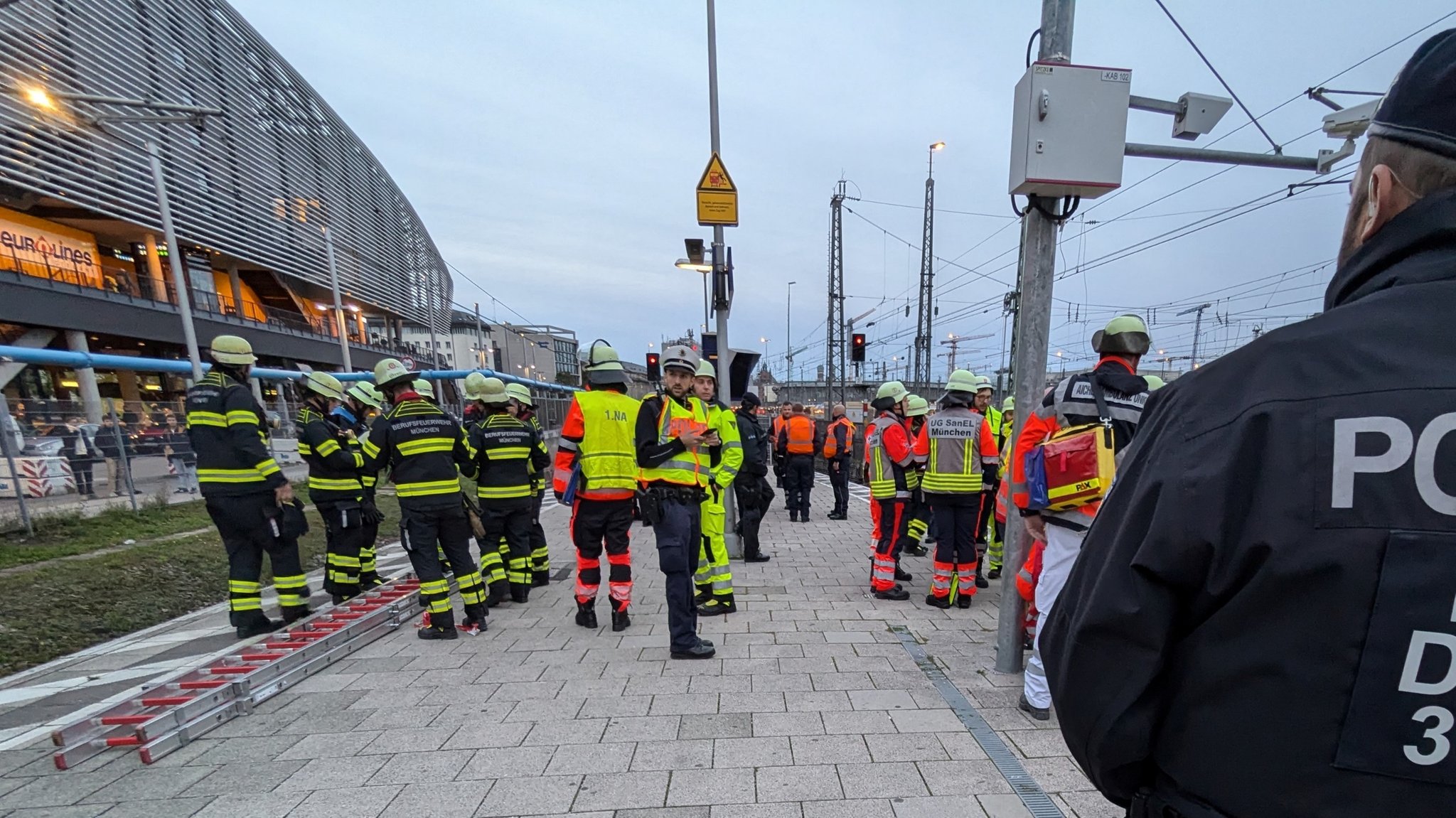 Haltestation Hackerbrücke nach dem Oberleitungsschaden