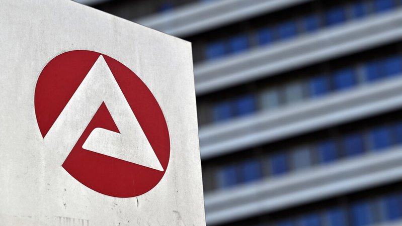 Das Logo der Bundesagentur für Arbeit ist auf einer Stele vor dem Gebäude angebracht. | Bild: dpa-Bildfunk/Martin Schutt Das Logo der Bundesagentur für Arbeit ist auf einer Stele vor dem Gebäude angebracht.