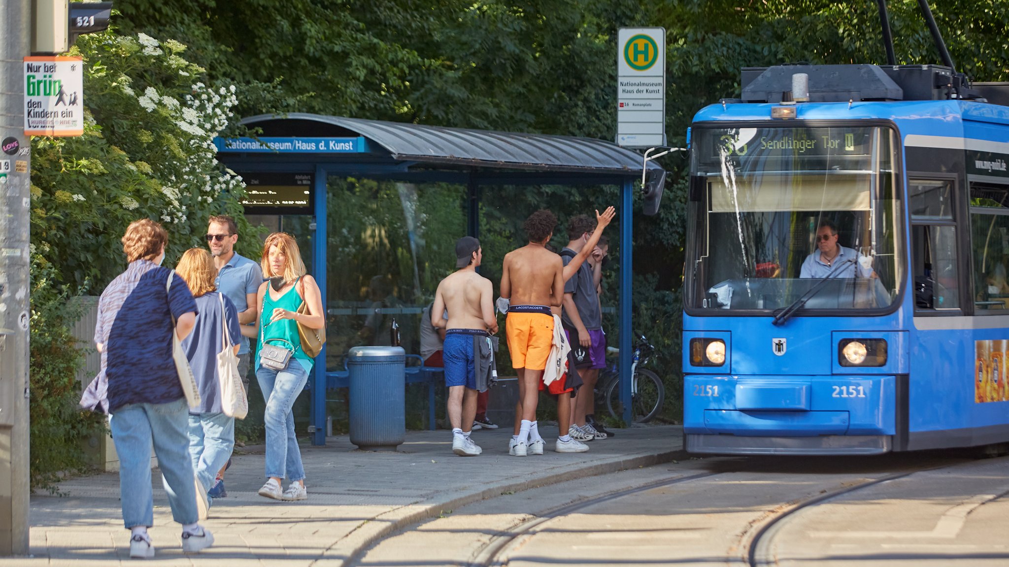 Trambahnhaltestelle am Englischen Garten.