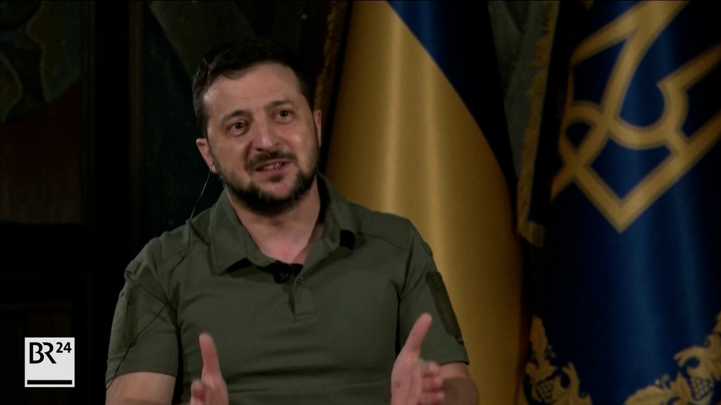 Der Präsident der Ukraine Wolodymyr Selenskyj hofft in der Diskussion um Waffenlieferungen auf die USA und Deutschland. | Bild: BR Der Präsident der Ukraine Wolodymyr Selenskyj hofft in der Diskussion um Waffenlieferungen auf die USA und Deutschland.