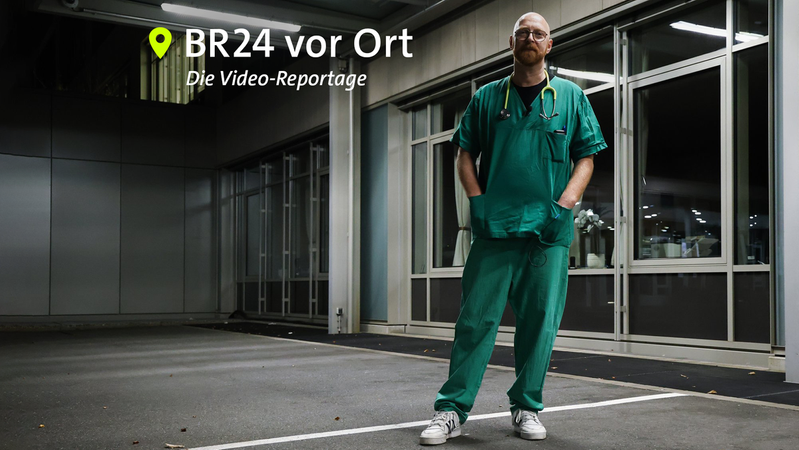 Jan Welker wartet während einer Nachtschicht auf den Rettungswagen. | Bild: BR24 / Isabel Pogner Jan Welker wartet während einer Nachtschicht auf den Rettungswagen.
