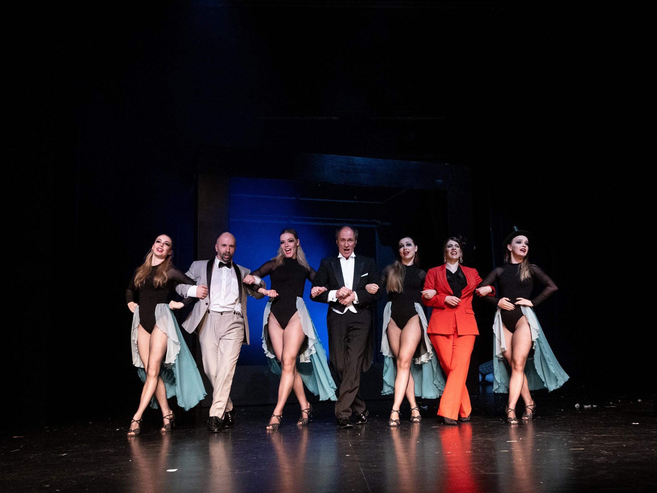 Mitwirkende haken sich unter 