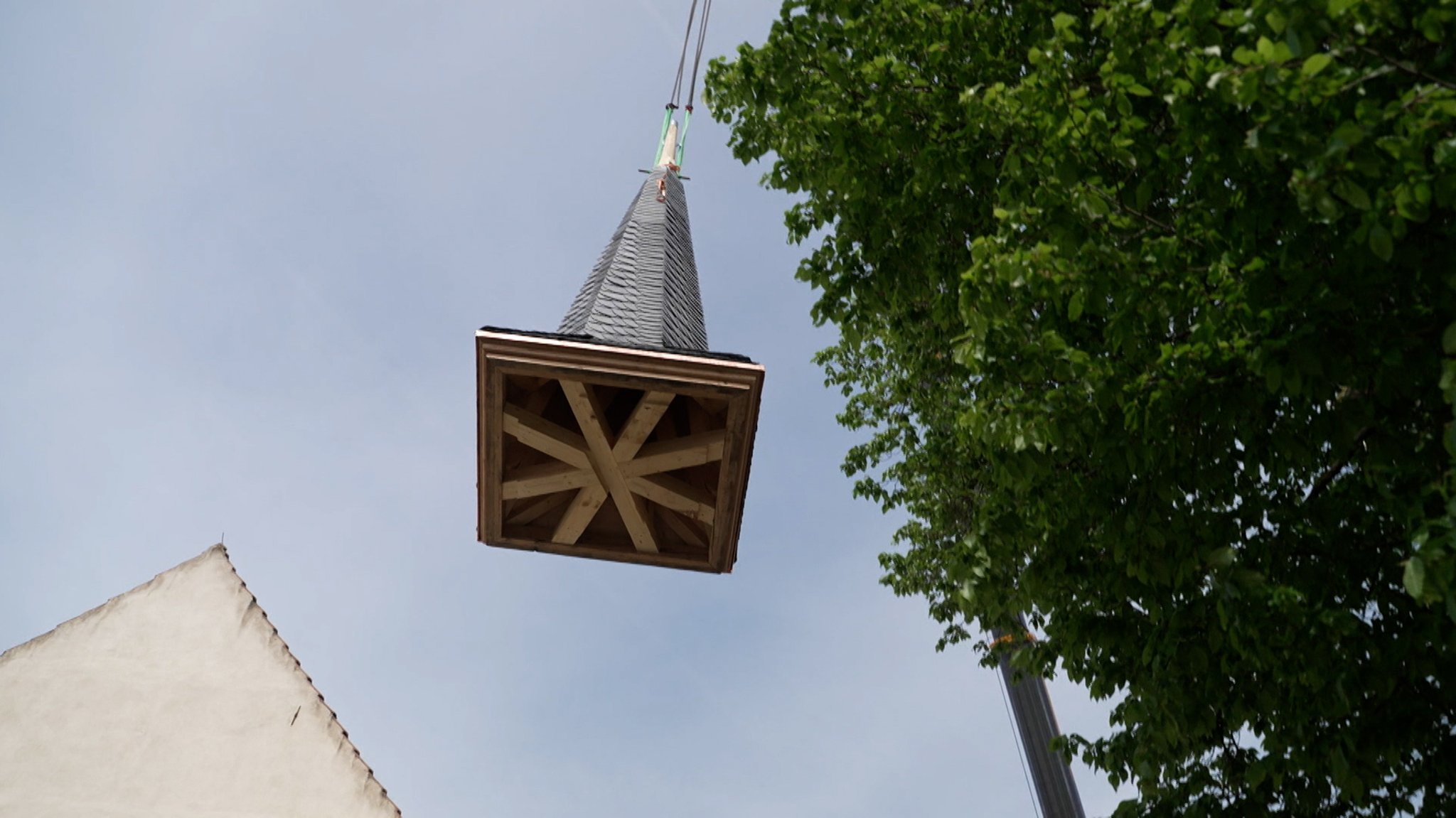 Im Sommer 2025 hat ein Blitz in die Kapelle in Eßfeld im Landkreis Würzburg eingeschlagen. Nun hat die Kapelle ihren Turm zurückbekommen 