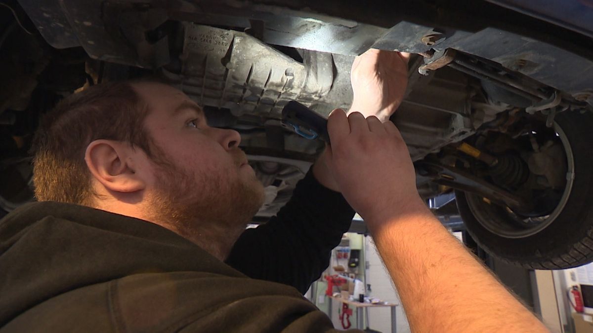 Automechaniker Repariert Kostenlos Autos Von Corona Betroffenen Br24