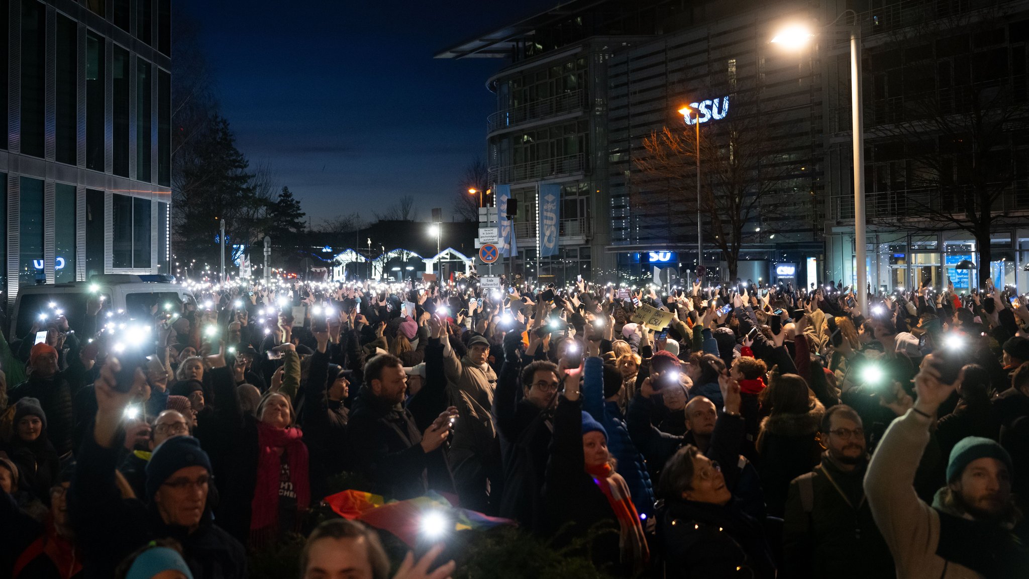 Am Donnerstag protestieren in Bayern und anderswo Zehntausende gegen die gemeinsame Abstimmung von Union und AfD in der Asylfrage.