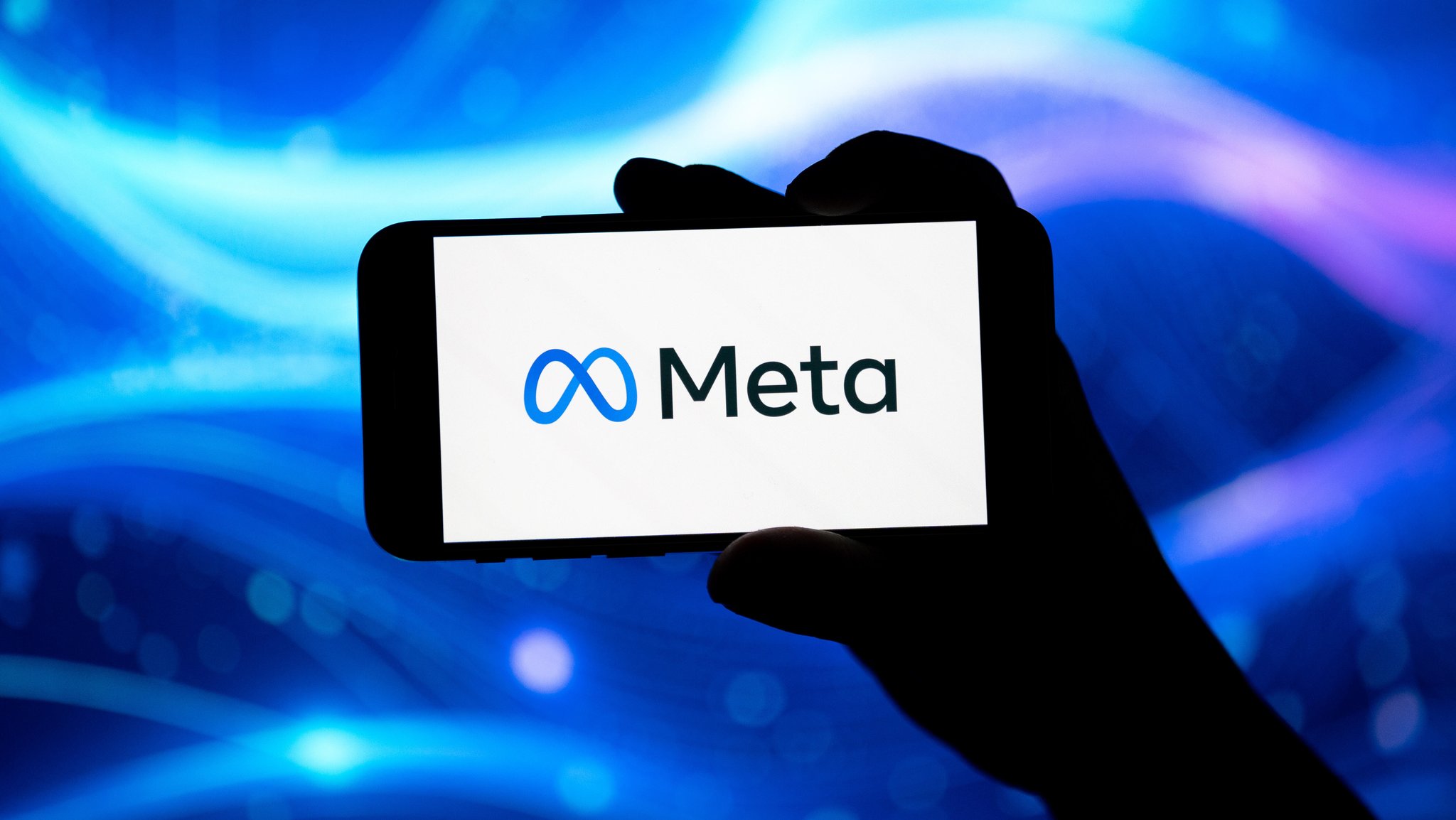 (Symbolbild) Auf dem Foto ist ein Handy zu sehen, auf dessen Bildschirm das Logo des Unternehmens "Meta" gezeigt wird. | Bild: picture alliance / NurPhoto | Marcin Golba (Symbolbild) Auf dem Foto ist ein Handy zu sehen, auf dessen Bildschirm das Logo des Unternehmens "Meta" gezeigt wird.