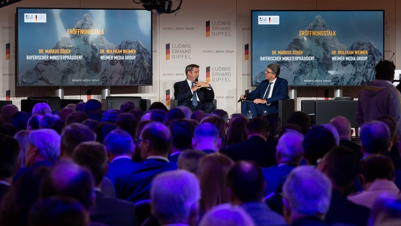 Archivbild: Markus Söder und Wolfram Weimer beim Ludwig-Erhard-Gipfel | Bild: picture alliance/dpa | Sven Hoppe Archivbild: Markus Söder und Wolfram Weimer beim Ludwig-Erhard-Gipfel