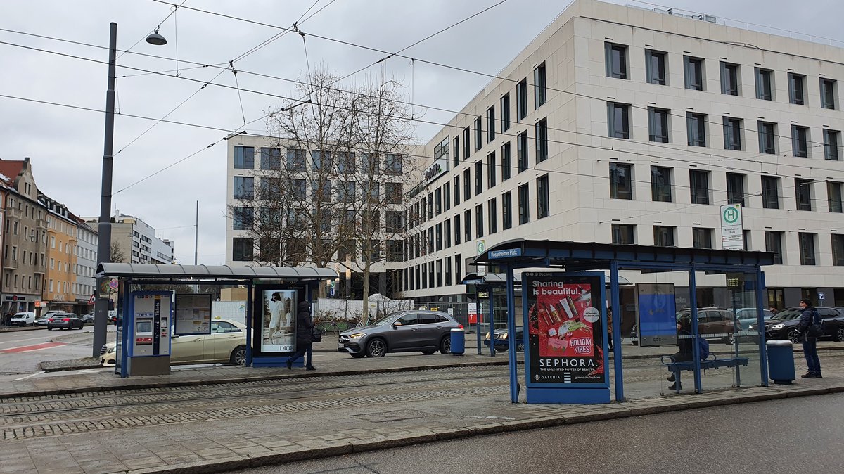 Bürokomplex hinter der Trambahnhaltestelle am Rosenheimer Platz. Dort geschah die Tat.