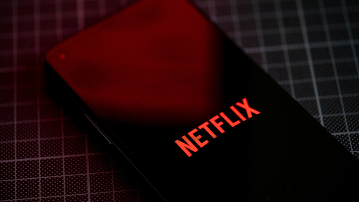 Smartphone, auf dem das Logo des Streaming-Anbieters Netflix zu sehen ist