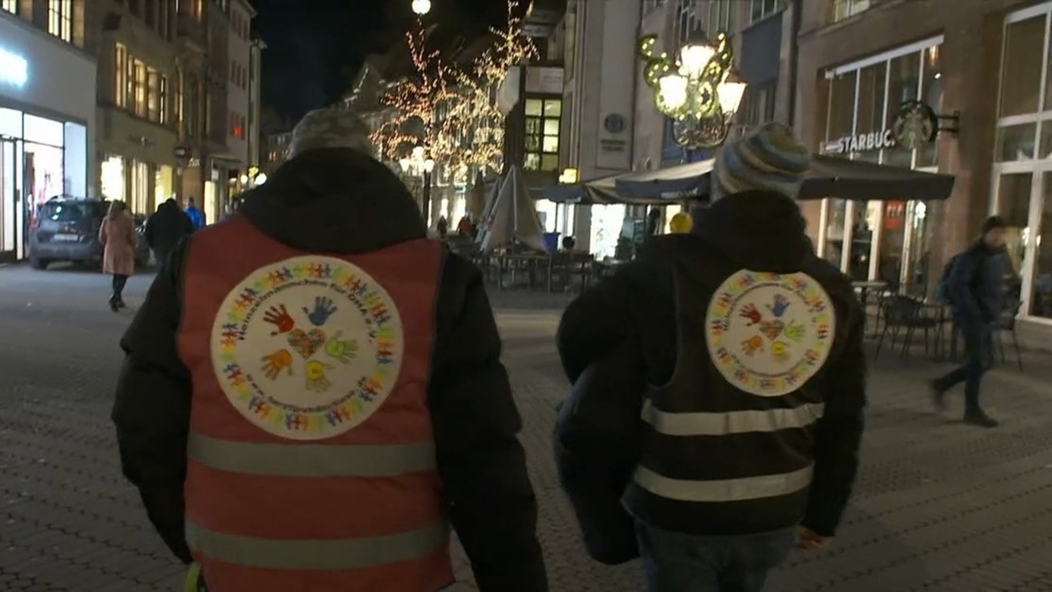 Helfer des Vereins Heinzelmännchen e.V. auf der Suche nach Obdachlosen in der Nürnberger Innenstadt.