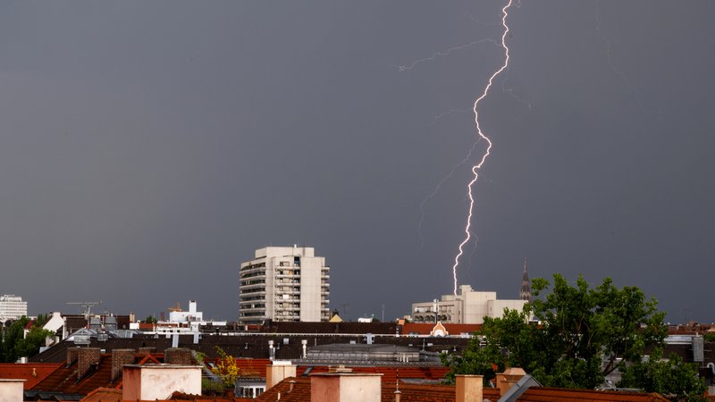 Ein Gewitter mit Blitzen zieht über die Dächer von München (Archiv)