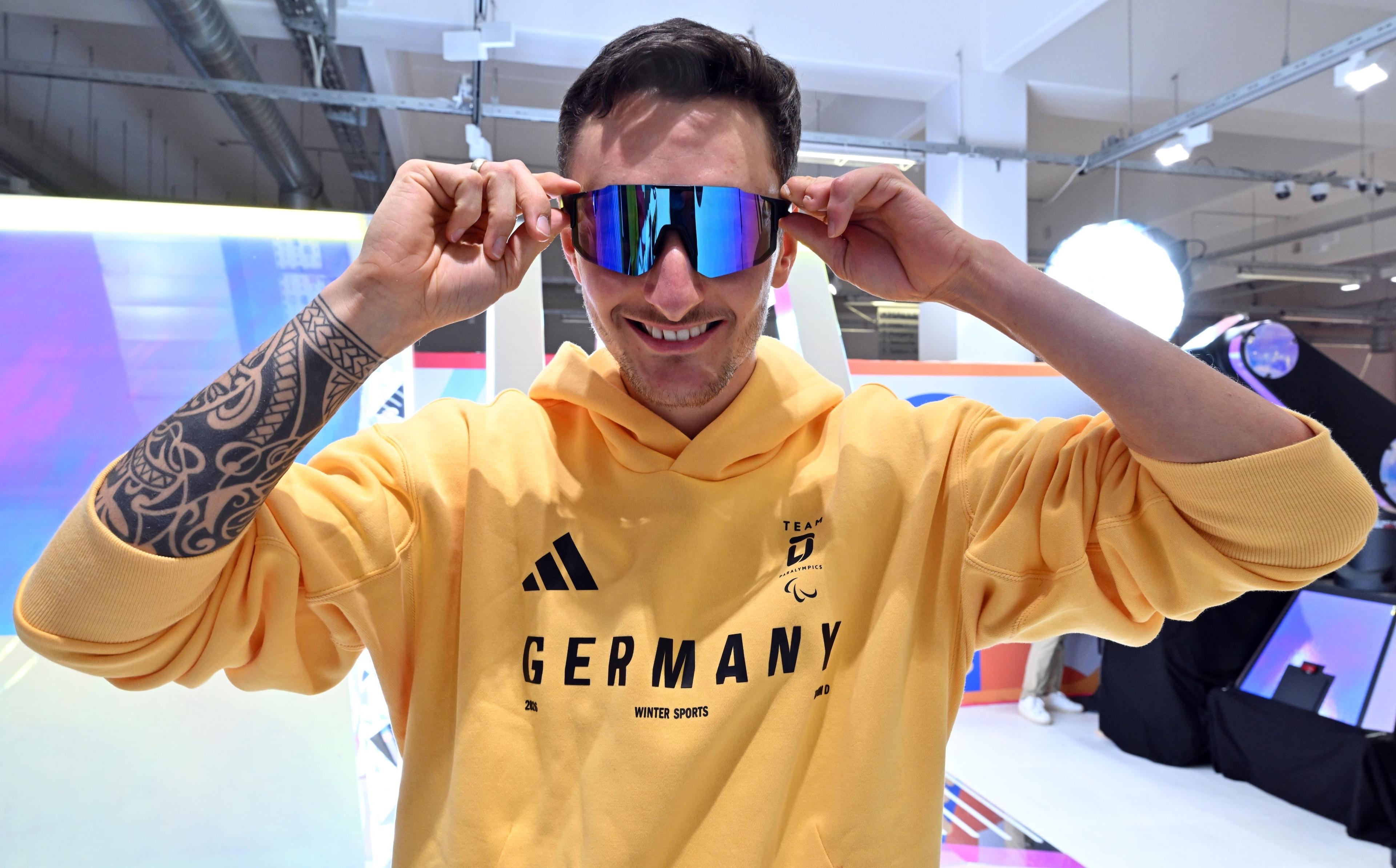 12.01.2026, Bayern, München: Marco Maier, deutscher Sportler im Para Ski nordisch, während der Einkleidung der Sportler des Team Deutschland Paralympics. Die Paralympischen Winterspiele in Mailand und Cortina d’Ampezzo werden am 6. März eröffnet. Die Abschlussfeier findet am 15. März statt. Foto: Martin Schutt/dpa +++ dpa-Bildfunk +++