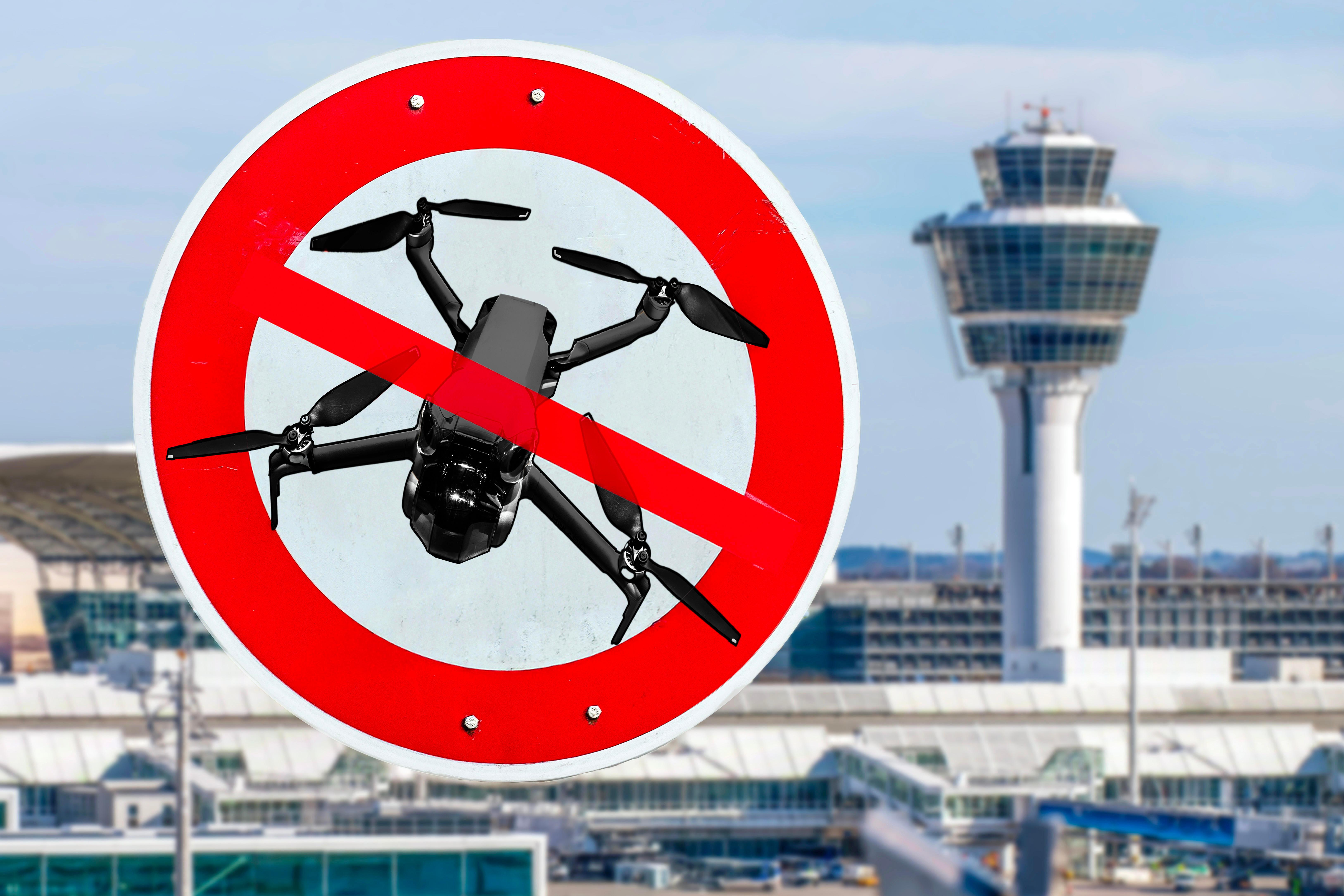 Collage: Verbotsschild mit durchgestrichener Drohne und der Tower des Münchener Flughafens.