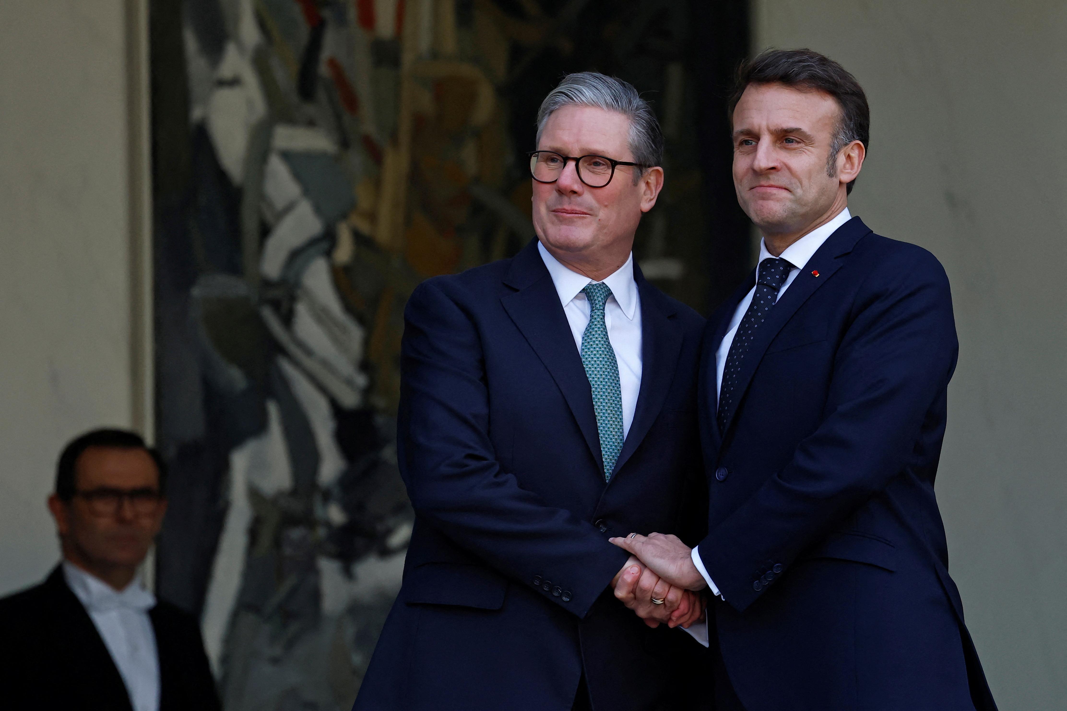 Emmanuel Macron begrüßt den britischen Premier Keir Starmer