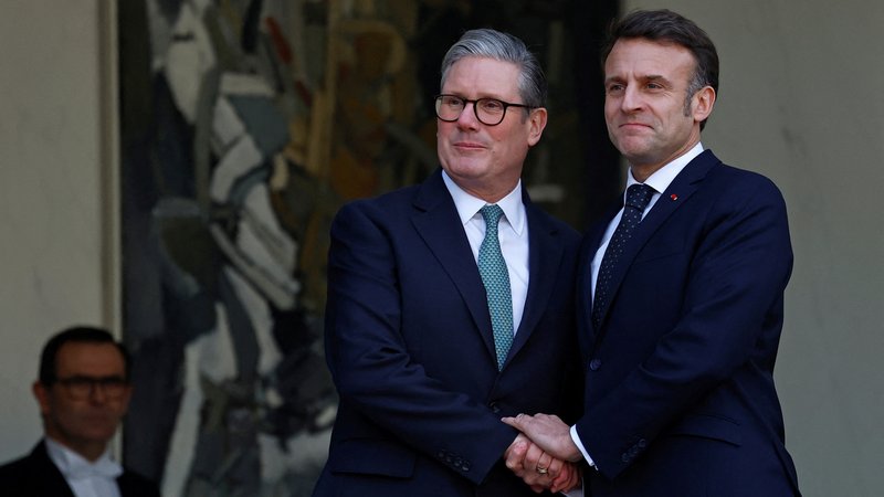 Emmanuel Macron begrüßt den britischen Premier Keir Starmer | Bild: REUTERS/Gonzalo Fuentes Emmanuel Macron begrüßt den britischen Premier Keir Starmer
