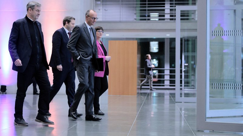 Von links: Markus Söder (CSU), Lars Klingbeil (SPD), Friedrich Merz (CDU) und Saskia Esken (SPD) | Bild: picture alliance/dpa | Carsten Koall Von links: Markus Söder (CSU), Lars Klingbeil (SPD), Friedrich Merz (CDU) und Saskia Esken (SPD)