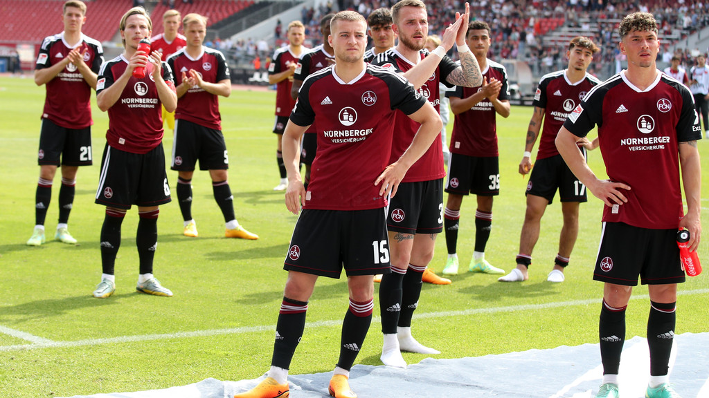 Fabian Nürnberger (vorne im Bild) verlässt den 1. FC Nürnberg. Vier weitere Abgänge sind ebenfalls bekannt.