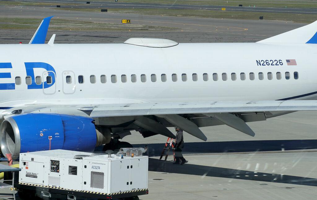 Archivbild: Ein Mitarbeiter des Medford Jet Centers geht unter einer Boeing 737-824 von United Airlines, die auf dem Rogue Valley International-Medford Airport aus San Francisco gelandet ist.