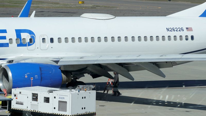 Archivbild: Ein Mitarbeiter des Medford Jet Centers geht unter einer Boeing 737-824 von United Airlines, die auf dem Rogue Valley International-Medford Airport aus San Francisco gelandet ist.