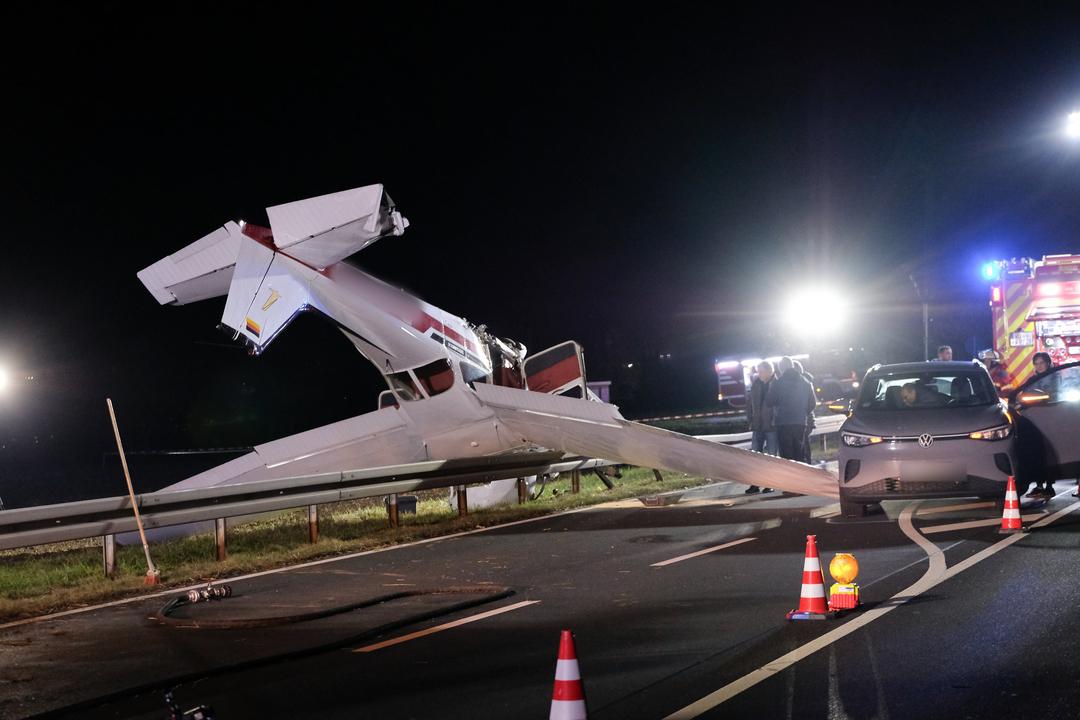 Im Landeanflug auf den Flugplatz Hettstadt (Landkreis Würzburg) ist dieses Kleinflugzeug auf eine Staatsstraße gestürzt.