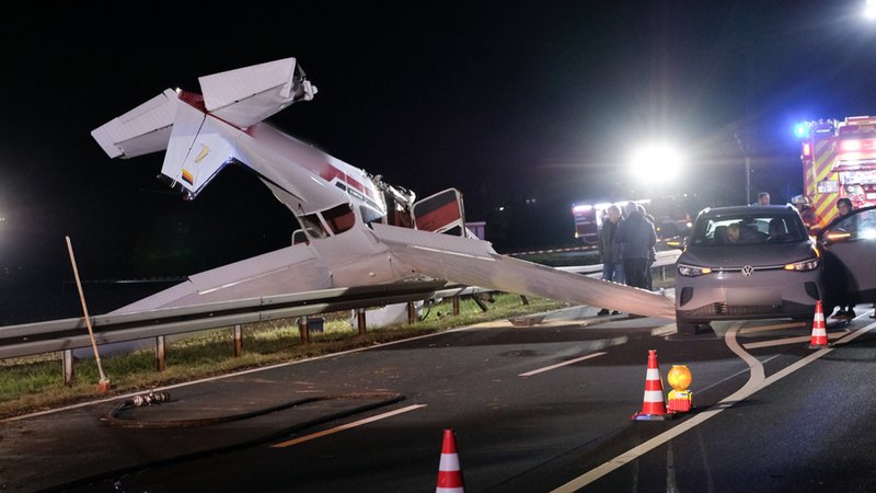 Im Landeanflug auf den Flugplatz Hettstadt (Landkreis Würzburg) ist dieses Kleinflugzeug auf eine Staatsstraße gestürzt. | Bild: Pascal Höfig/NEWS5/dpa Im Landeanflug auf den Flugplatz Hettstadt (Landkreis Würzburg) ist dieses Kleinflugzeug auf eine Staatsstraße gestürzt.