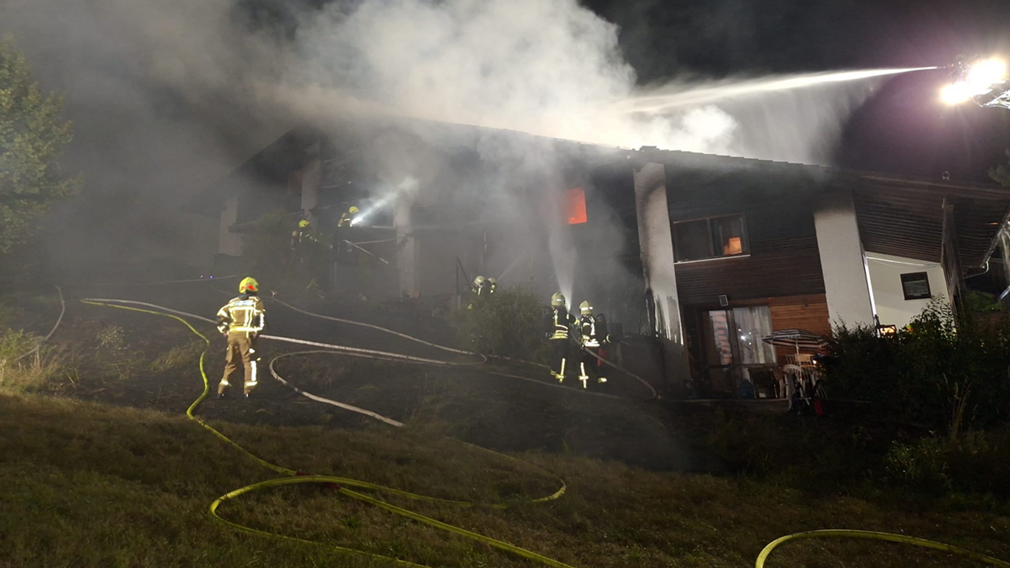 Bei einem Feuer in Bodenmais ist in der Nacht auf Samstag ein vier Jahre altes Mädchen gestorben.