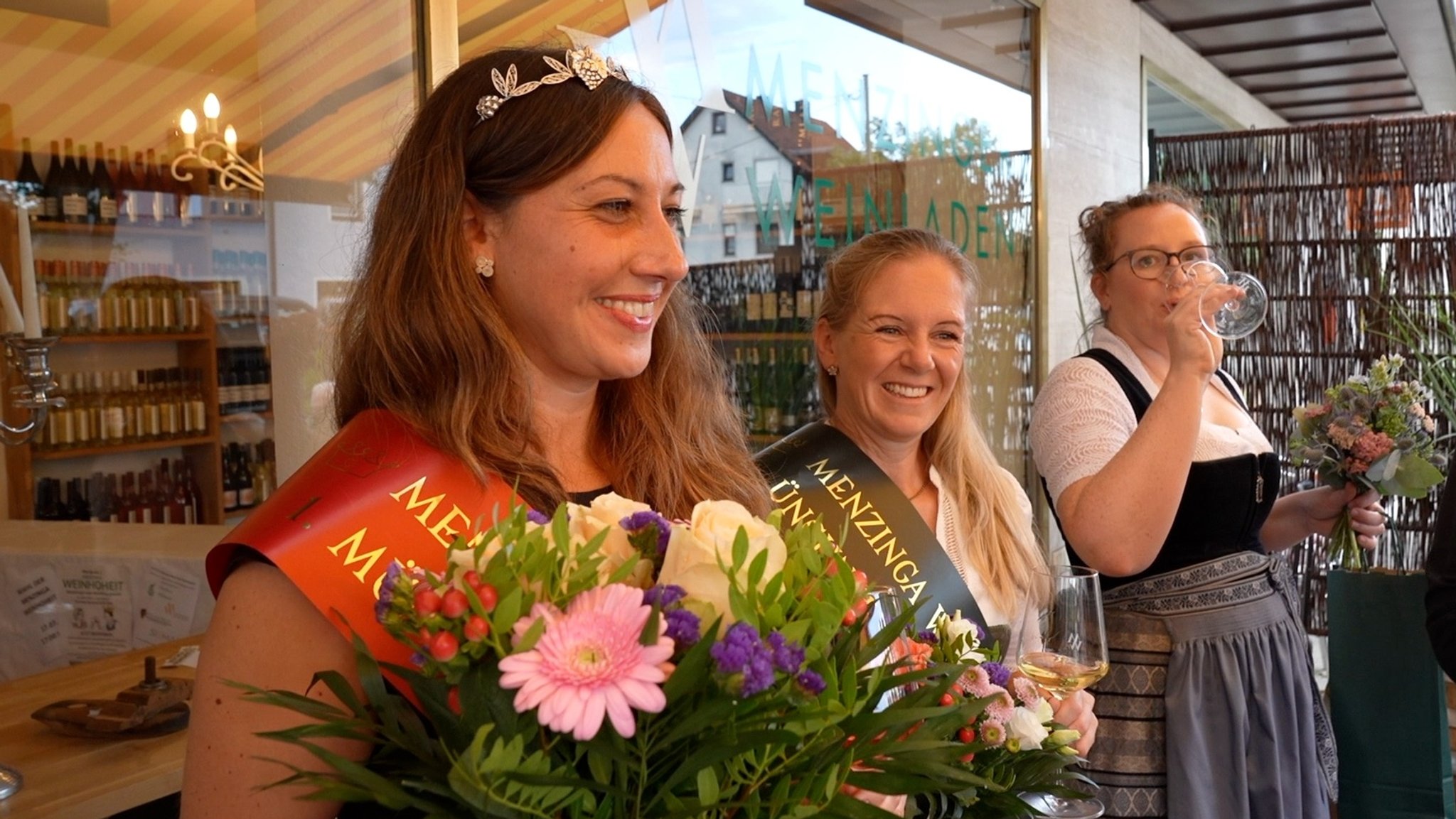 Frisch gekürte Münchner Weinhoheiten Hanna Heim (l.) und Bettina Leger | Bild: Oliver Römhild Frisch gekürte Münchner Weinhoheiten Hanna Heim (l.) und Bettina Leger