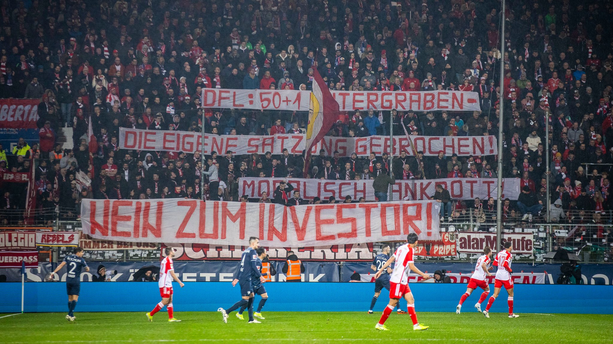 Die Fans des FC Bayern protestieren mit Bannern und Tennisbällen