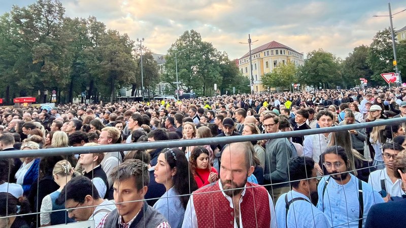 Überfülltes Oktoberfest am 27. September 2025 | Bild: Petr Jerabek /BR Überfülltes Oktoberfest am 27. September 2025