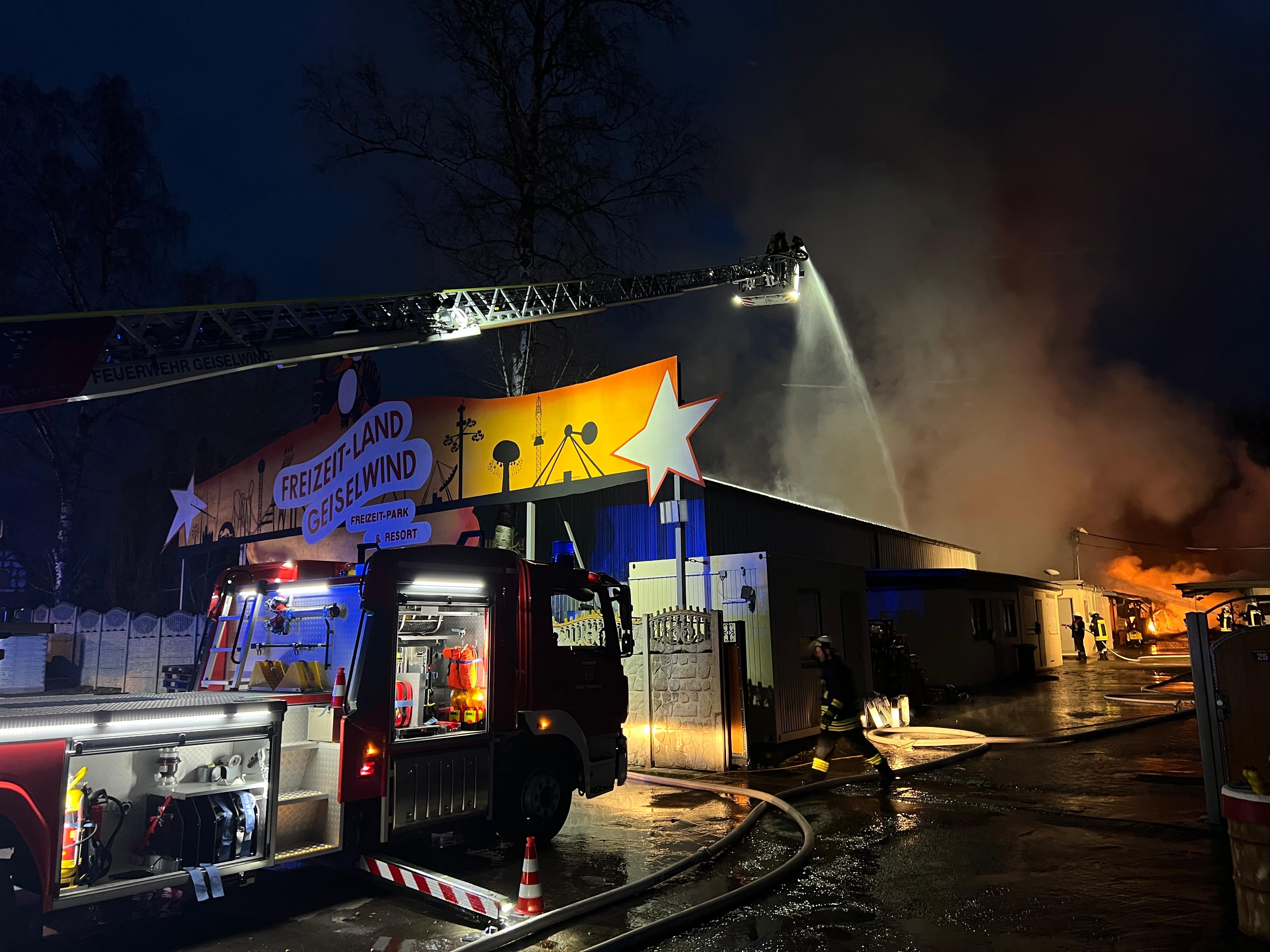 Feuer in einem Freizeitpark in Geiselwind (Lkr. Kitzingen)