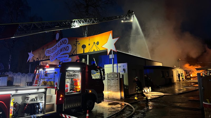 Feuer in einem Freizeitpark in Geiselwind (Lkr. Kitzingen) | Bild: News 5 Feuer in einem Freizeitpark in Geiselwind (Lkr. Kitzingen)