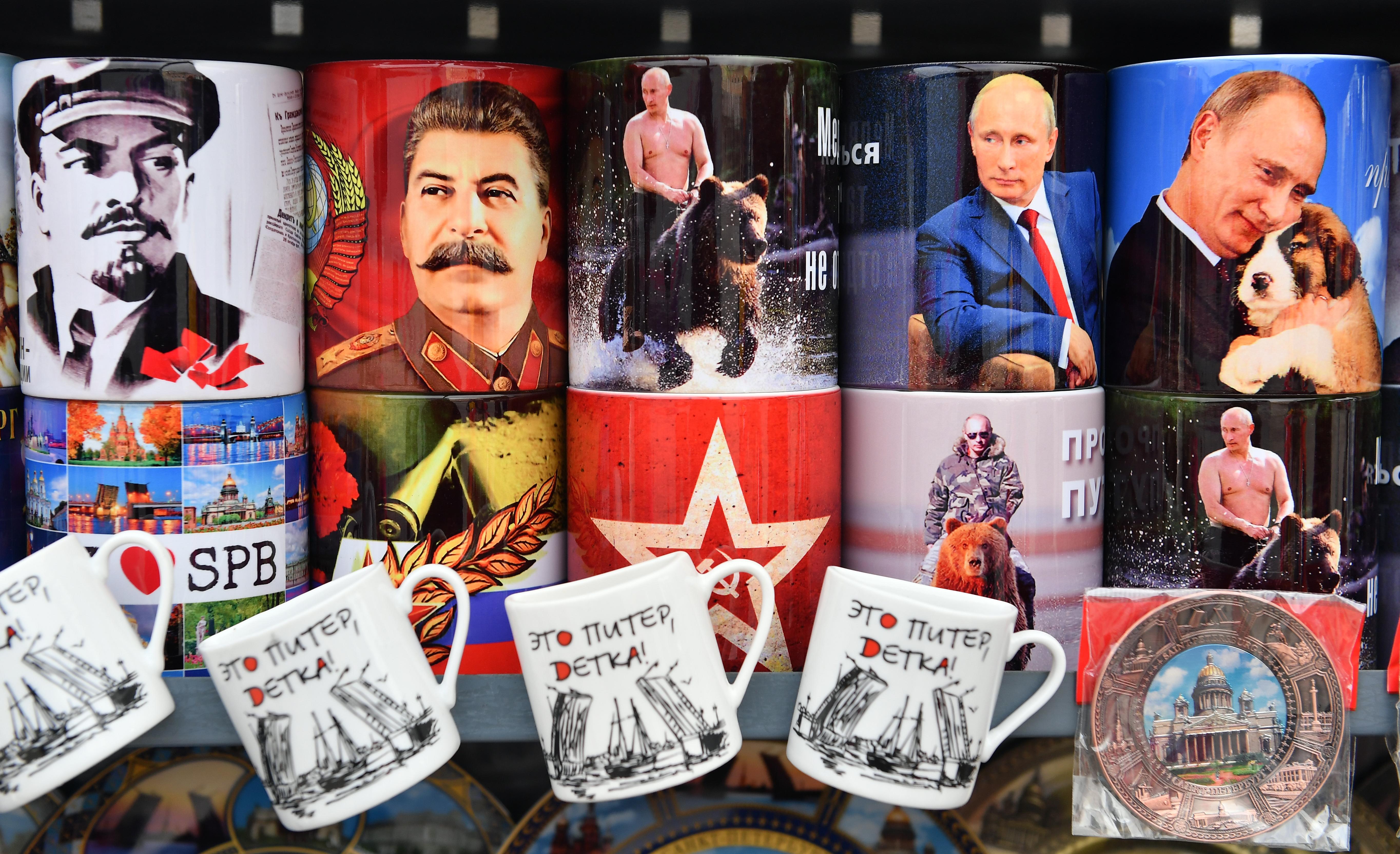 Tassen mit den Porträts von Lenin, Stalin und Putin