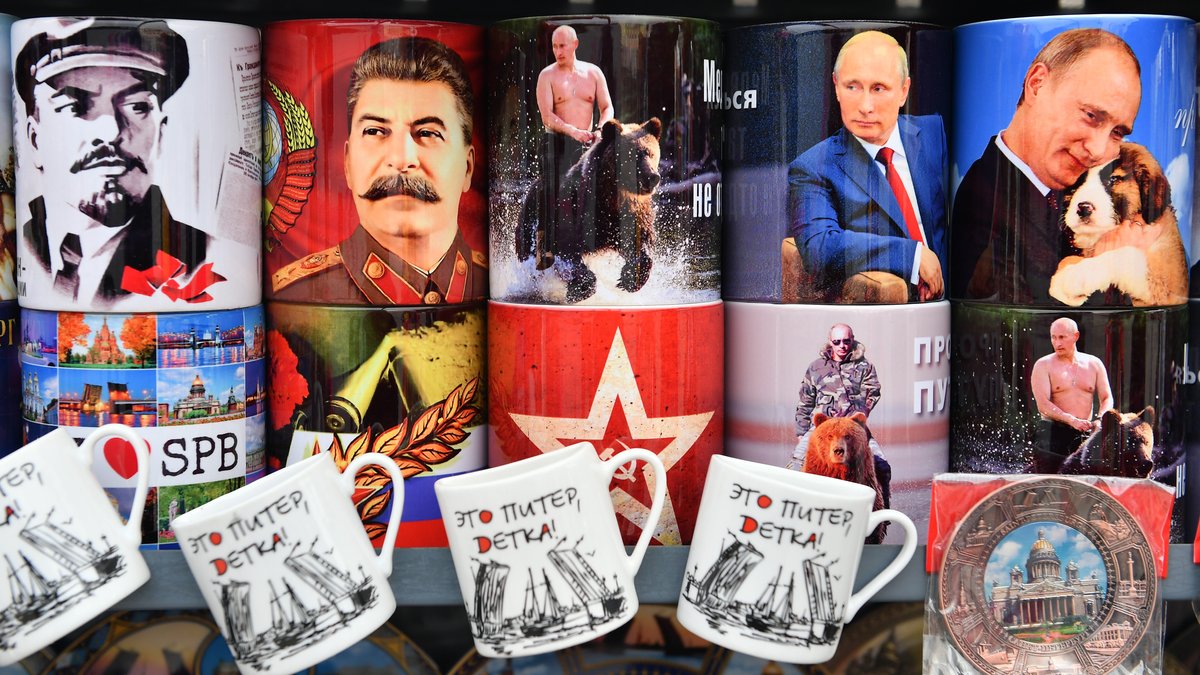 Tassen mit den Porträts von Lenin, Stalin und Putin