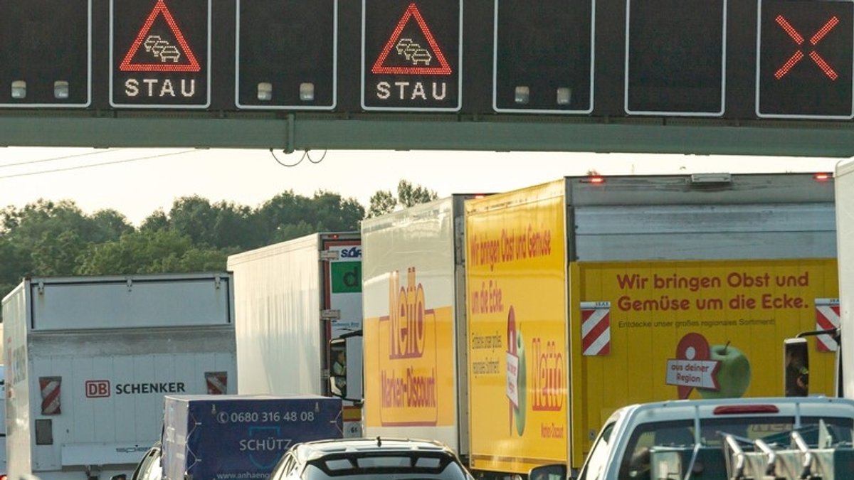 Ein kilometerlanger Stau bildete sich am Donnerstagmorgen nach einem Unfall bei Sinzing auf der A3 in Richtung Regensburg (Symbolbild)
