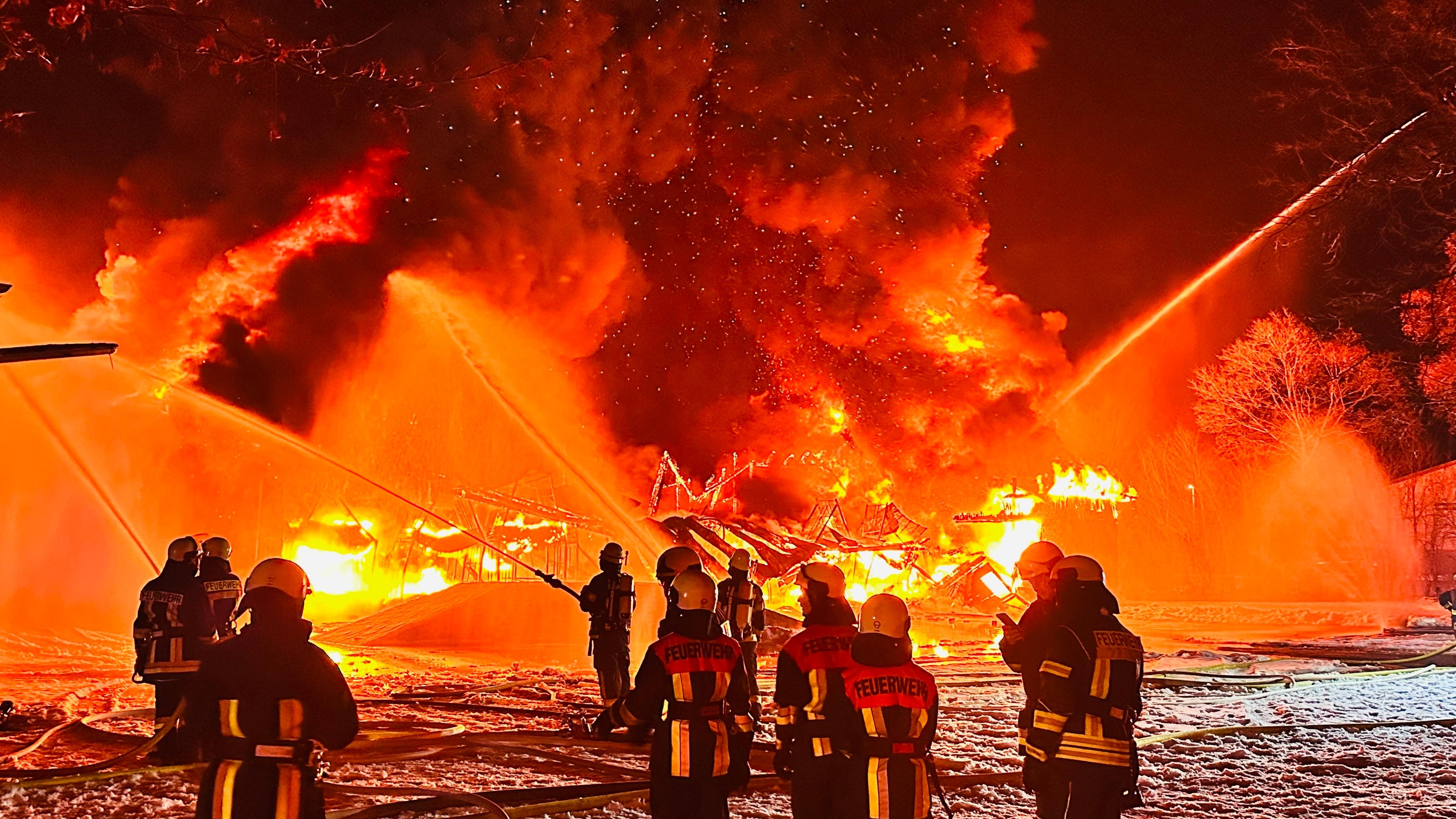 Giftiger Rauch über Schloss Eyrichshof: Reifenlager in Brand