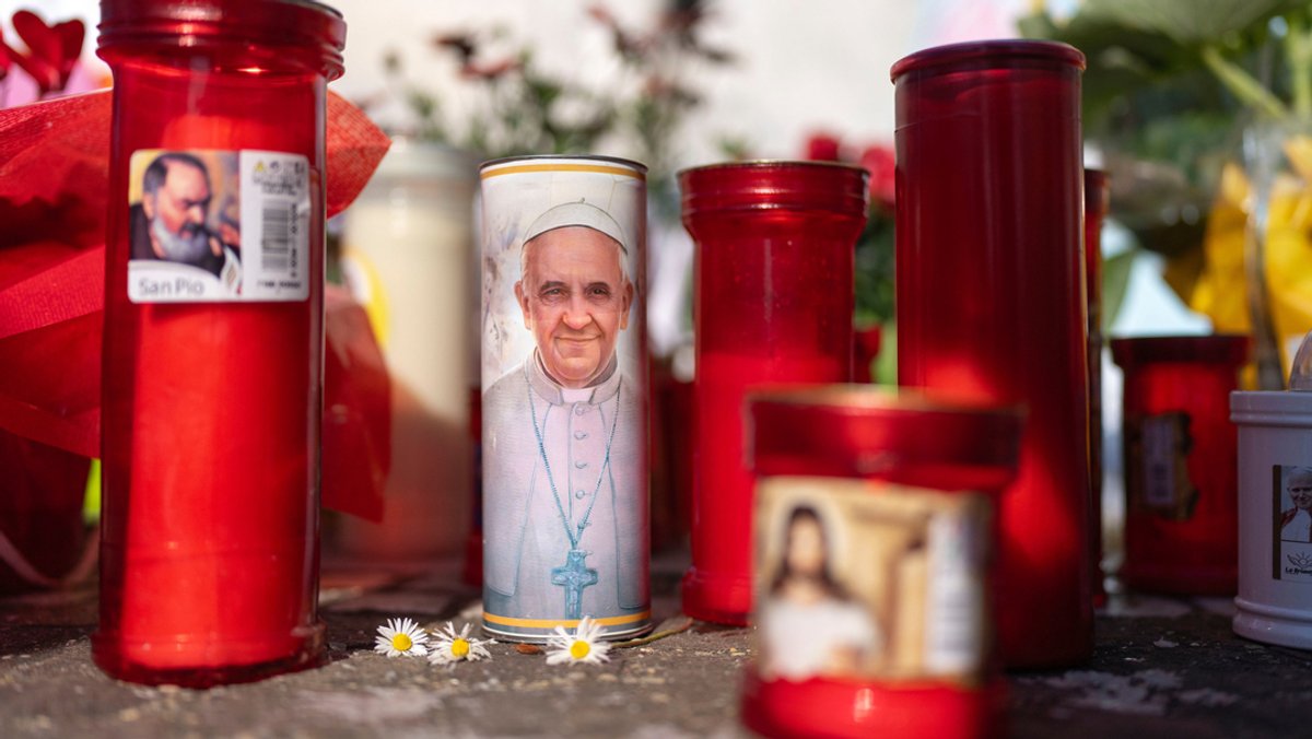 Nach "akuter Ateminsuffizienz": Papst weiter in Lebensgefahr