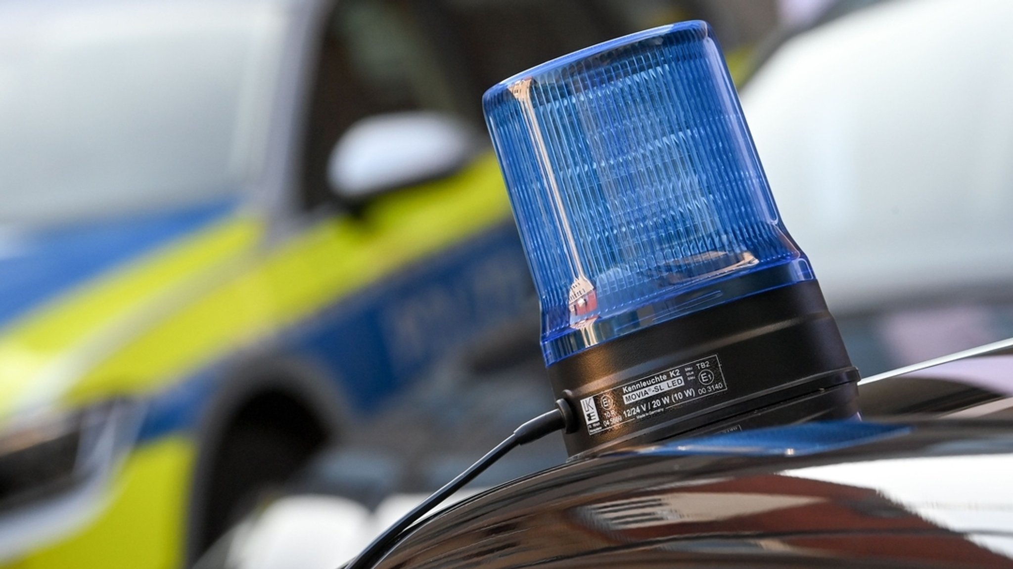 Ein Blaulicht ist auf dem Dach eines zivilen Einsatzfahrzeuges der Polizei zu sehen. | Bild: dpa-Bildfunk/Hendrik Schmidt Ein Blaulicht ist auf dem Dach eines zivilen Einsatzfahrzeuges der Polizei zu sehen.