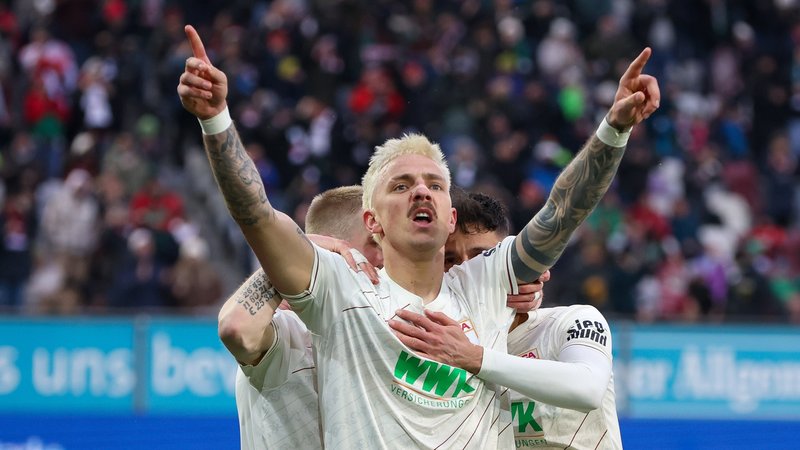 Augsburgs Phillip Tietz jubelt gegen Wolfsburg | Bild: picture-alliance/dpa Augsburgs Phillip Tietz jubelt gegen Wolfsburg