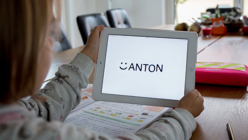 Eine Grundschülerin arbeitet mit der Anton-App auf einem Tablet