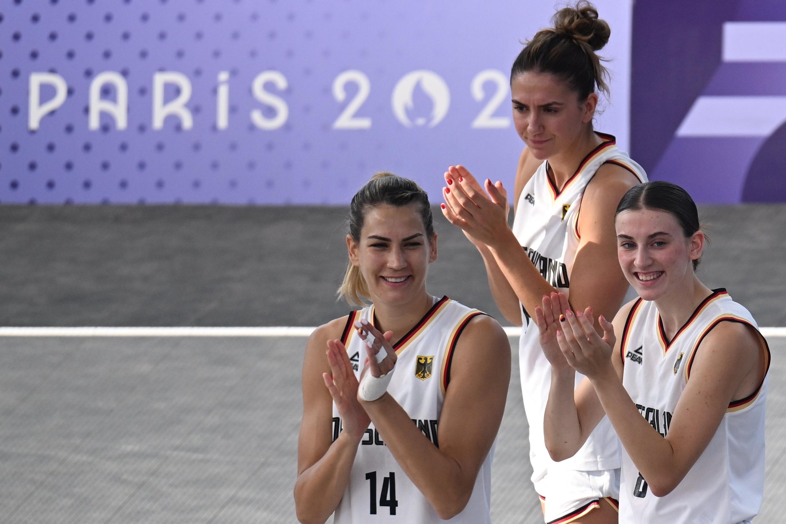Spielerinnen Sonja Greinacher (l-r), Marie Reichert und Elisa Mevius applaudieren den Fans.