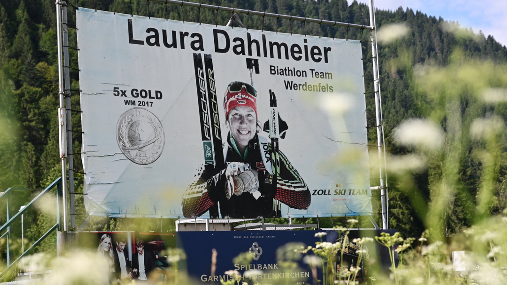 Bayern, Garmisch-Partenkirchen: Ein großes Plakat mit Laura Dahlmeier hängt neben der Schießanlage auf der Biathlon Trainingsstrecke nahe Garmisch-Partenkirchen.