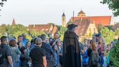 Ein Nachtwächter redet vor Publikum in Rothenburg ob der Tauber.  | Bild:Rothenburg Tourismus Service/Pfitzinger