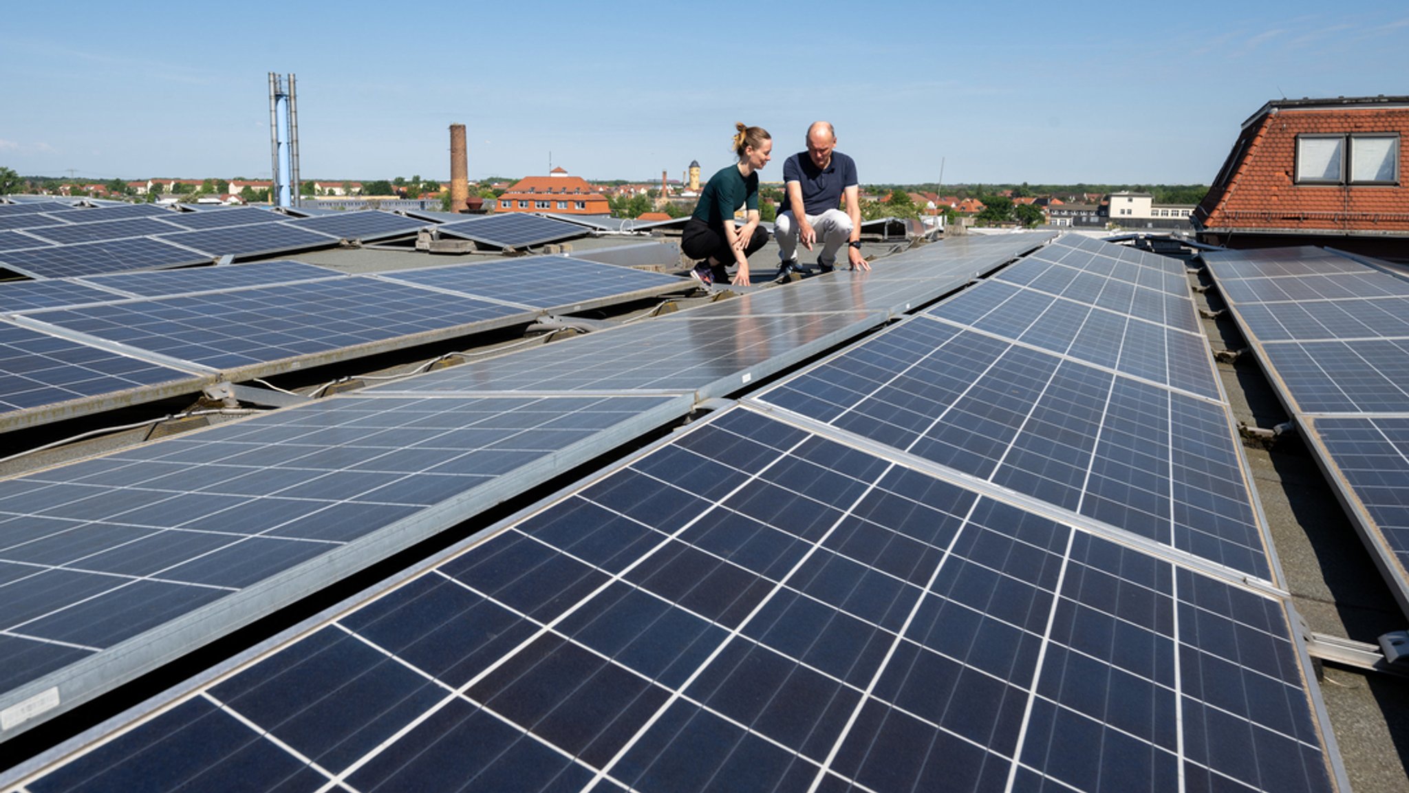 Photovoltaikanlage auf dem Dach eines Mehrfamilienhauses