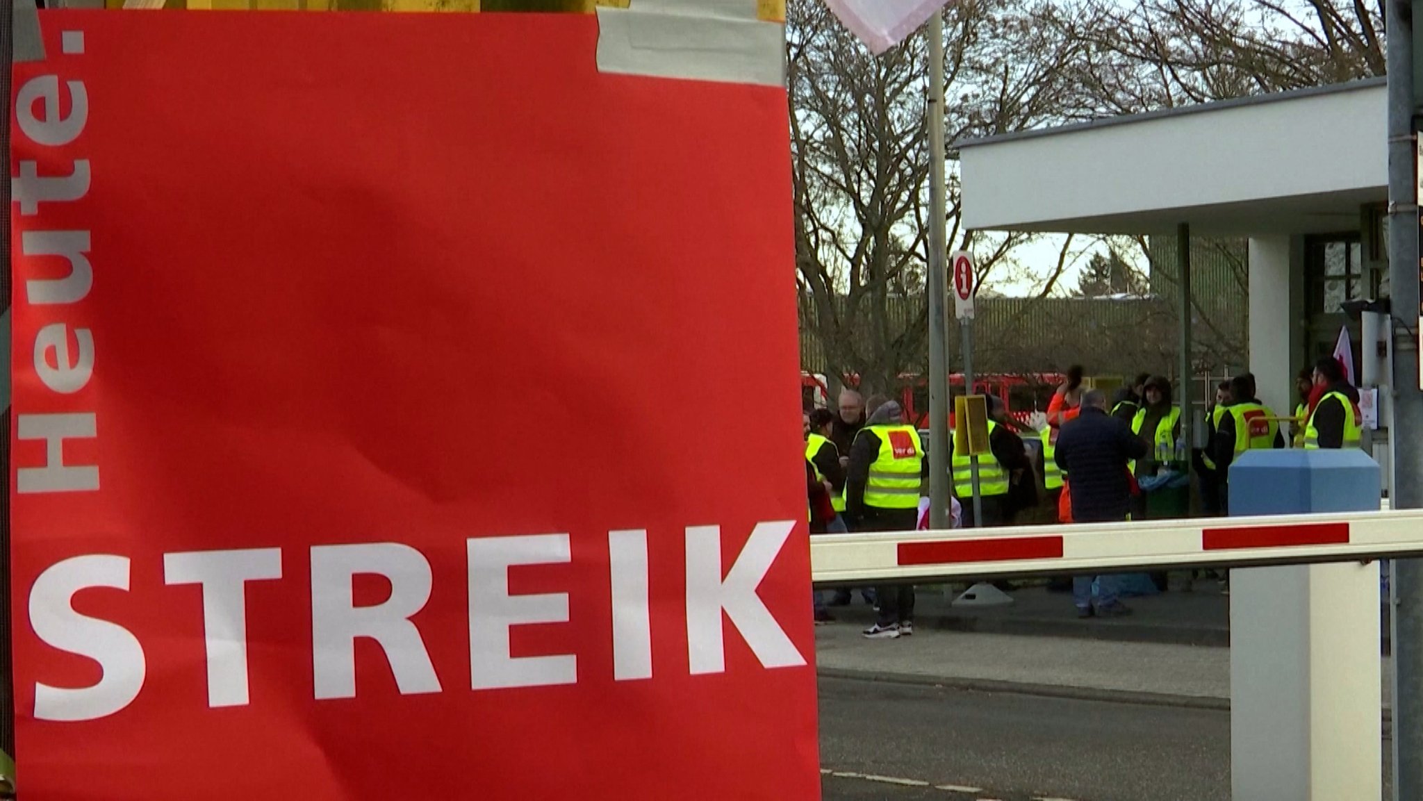 Heute bleiben Busse, Straßenbahnen und U-Bahnen in mehr als 80 deutschen Städten in ihren Depots. Die Gewerkschaft Verdi hat die Beschäftigten im ÖPNV zum Warnstreik aufgerufen. Ausnahme ist Bayern; dort gibt es noch keine neuen Tarifverhandlungen.