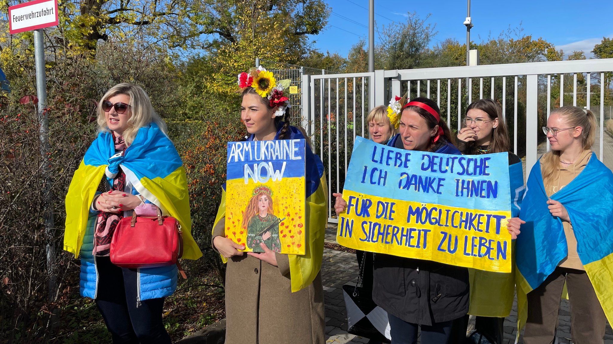 Demonstranten und Demonstrantinnen mit Schildern