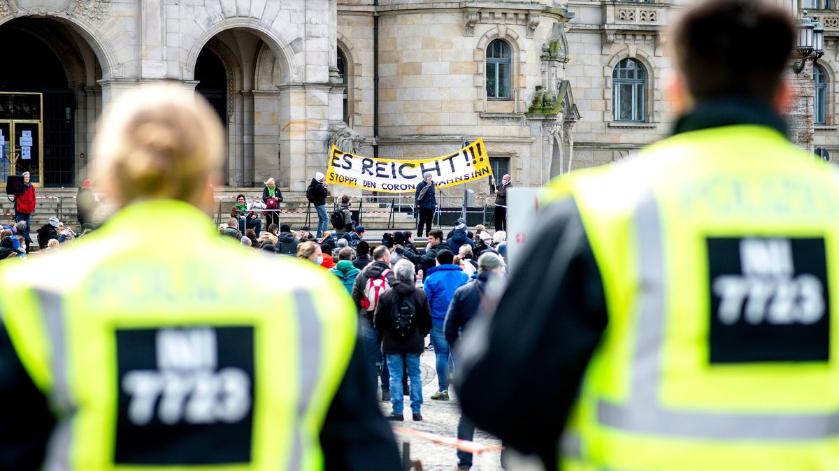 Polizeibeamte sichern eine Demonstration der Bewegung "Es reicht!" in Hannover.