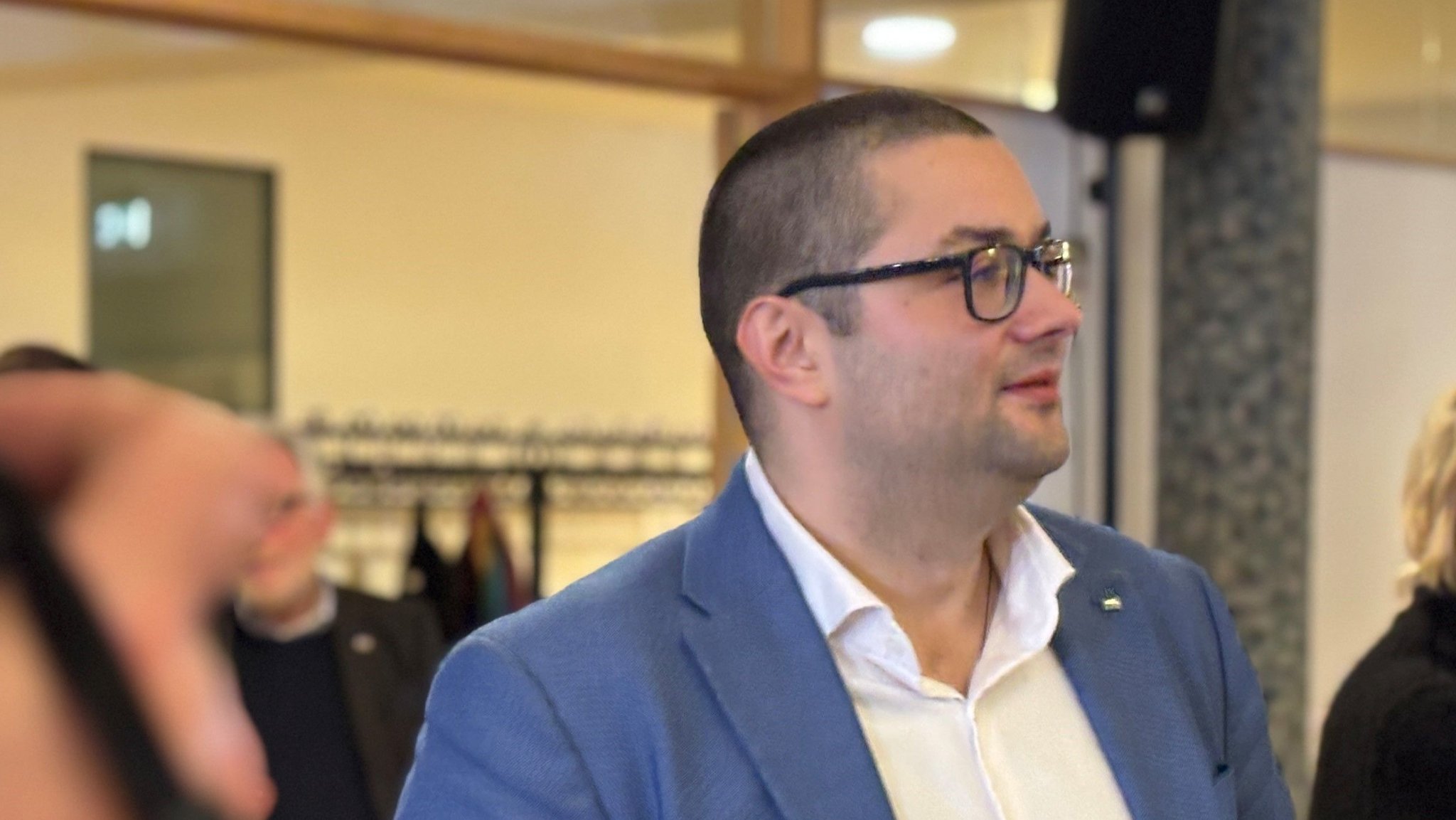 Der Augsburger Landtagsabgeordnete Andreas Jurca von der AfD beschäftigt einen wegen Vergewaltigung verurteilten Mann. 