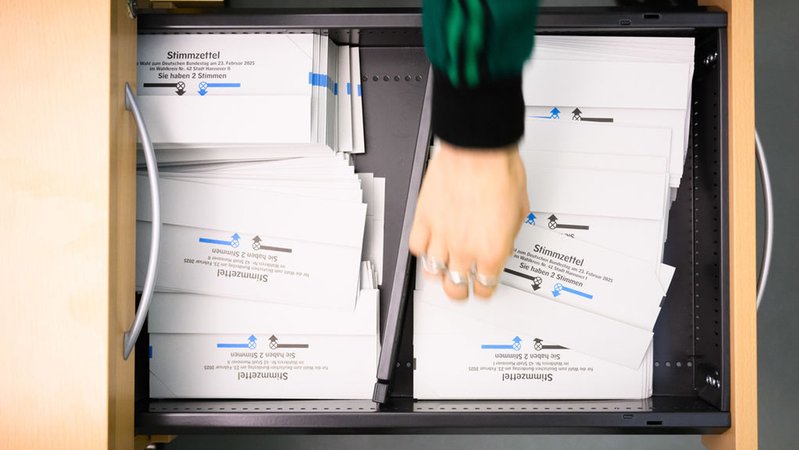 Wahlunterlagen für die Bundestagswahl 2025. | Bild: dpa-Bildfunk / Julian Stratenschulte Wahlunterlagen für die Bundestagswahl 2025.