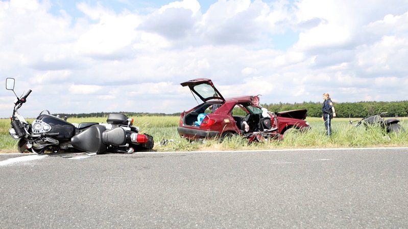 Tödlicher Unfall bei Herzogenaurach: Auto kracht in Bikergruppe | Bild: BR Tödlicher Unfall bei Herzogenaurach: Auto kracht in Bikergruppe