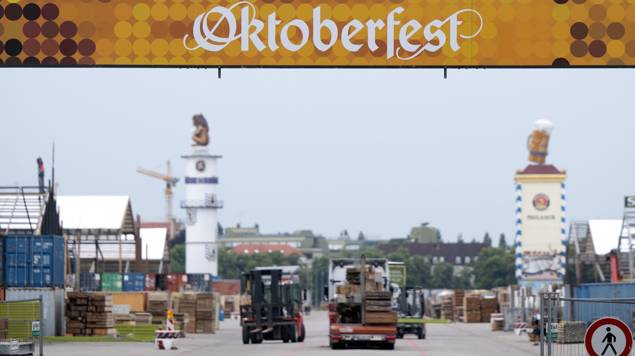 Zu sehen sind die Aufbauarbeiten auf der Münchner Theresienwiese.